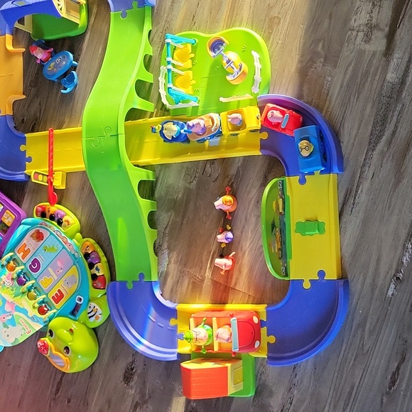 Peppers Pig All Around Town Car Set and Educational Toys - Picture 4 of 11